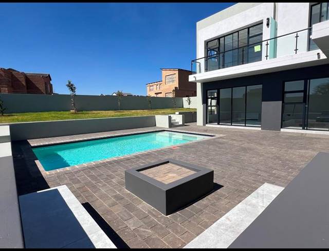 4 BEDROOM HOUSE FOR SALE IN MIDSTREAM HEIGHTS